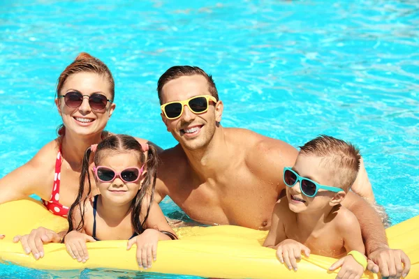 Família em piscina — Fotografia de Stock