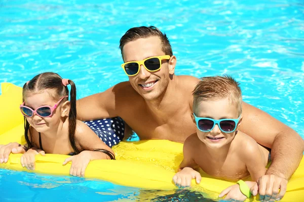 Famiglia in piscina — Foto Stock
