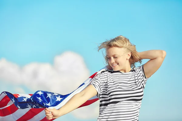 Νεαρή Γυναίκα Κρατώντας Αμερικανική Σημαία Φόντο Μπλε Του Ουρανού — Φωτογραφία Αρχείου