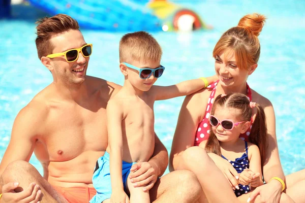 Family at swimming pool — Stock Photo, Image