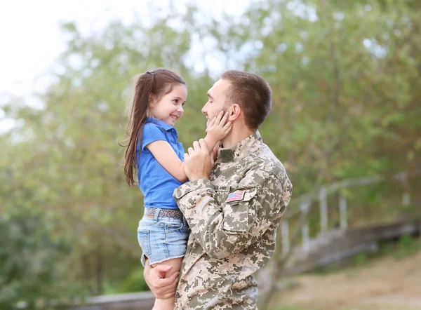 Army Soldier Little Daughter Park — Stock Photo, Image