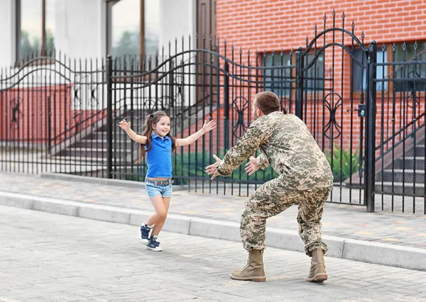 Feliz Reunião Soldado Exército Dos Eua Com Filha — Fotografia de Stock