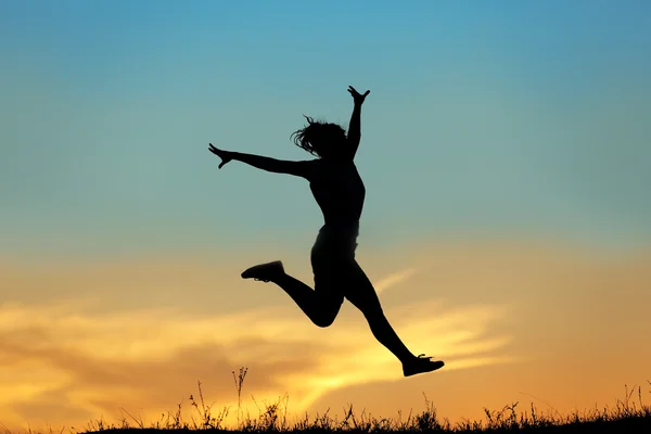 Silueta Mujer Saltando Fondo Del Cielo Puesta Del Sol —  Fotos de Stock