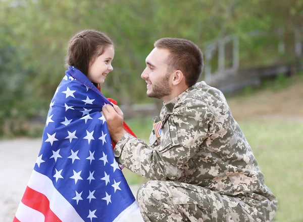 美国军队战士与女儿和美国旗子在公园 — 图库照片