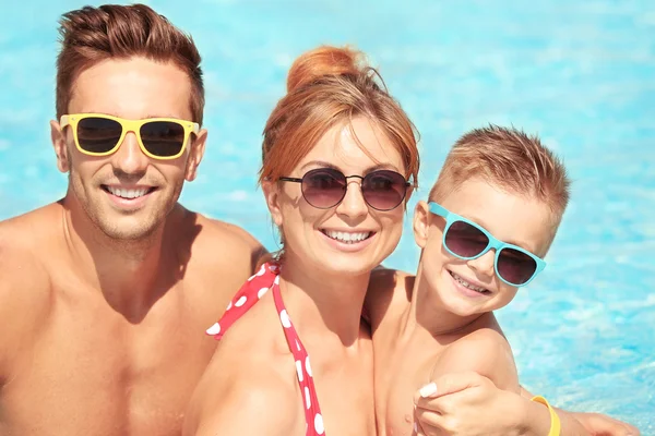 Familie in zwembad — Stockfoto