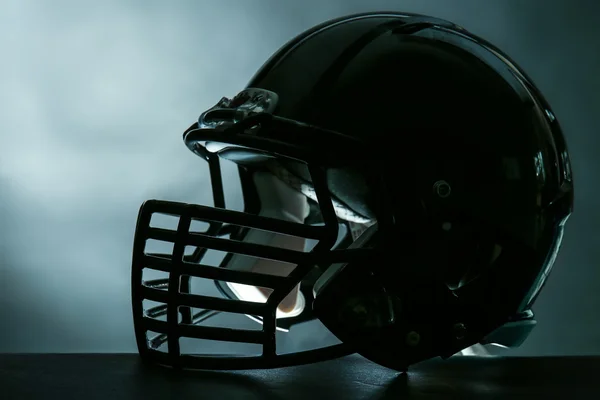 Регбийные шлемы на тёмном фоне — стоковое фото