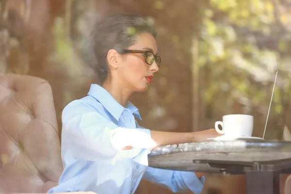 Belle femme d'affaires travaillant dans un café — Photo