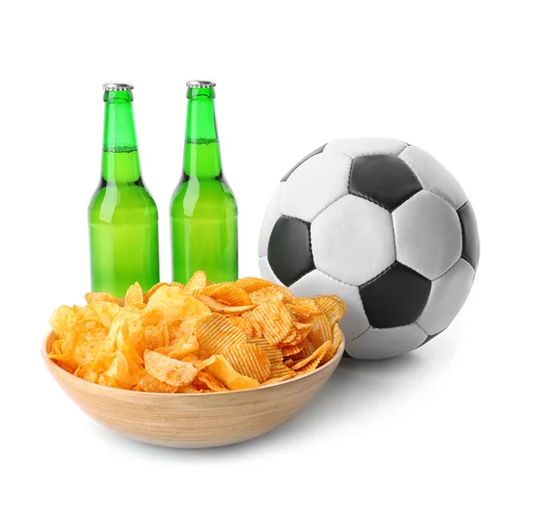 Мяч, чипсы и бутылки пива изолированы на белом — стоковое фото