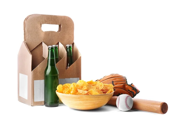 Guante de béisbol, bate, patatas fritas y botellas de cerveza aisladas en blanco —  Fotos de Stock