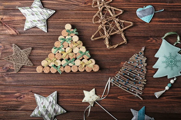 Árboles de Navidad hechos a mano y algo de decoración sobre fondo de madera — Foto de Stock