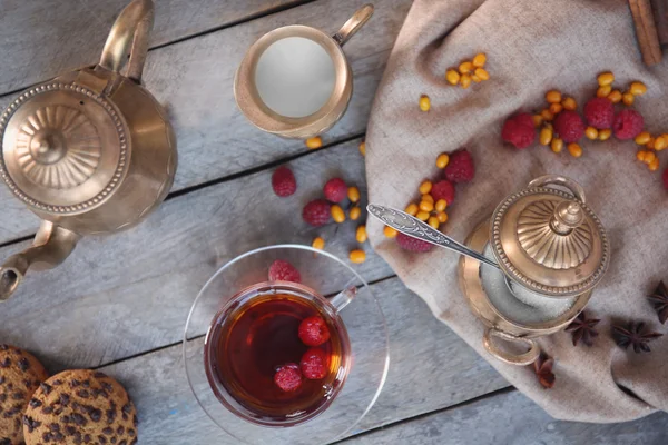 Состав свежего чая на салфетке на деревянном фоне — стоковое фото