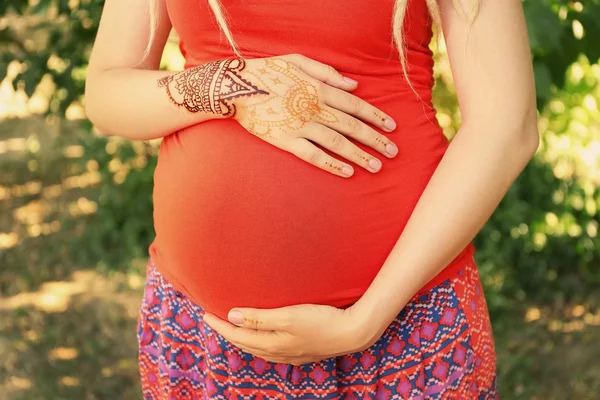 Mujer embarazada joven — Foto de Stock