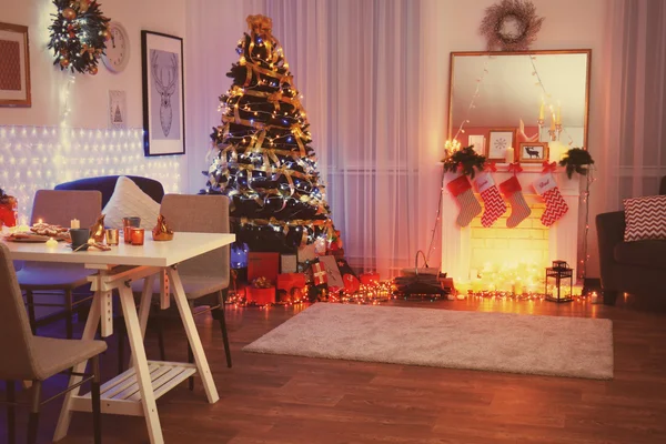 Interior da sala de estar decorado para o Natal — Fotografia de Stock