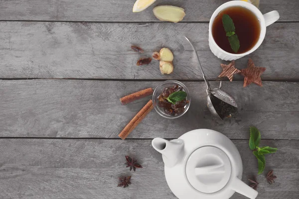 美味的茶成分对木制背景 — 图库照片