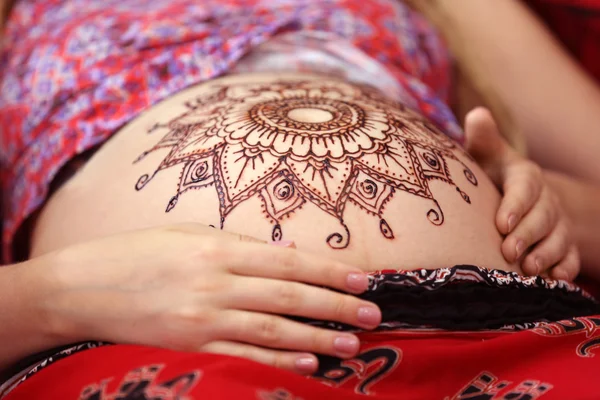 W ciąży brzuch z tatuaż henną — Zdjęcie stockowe