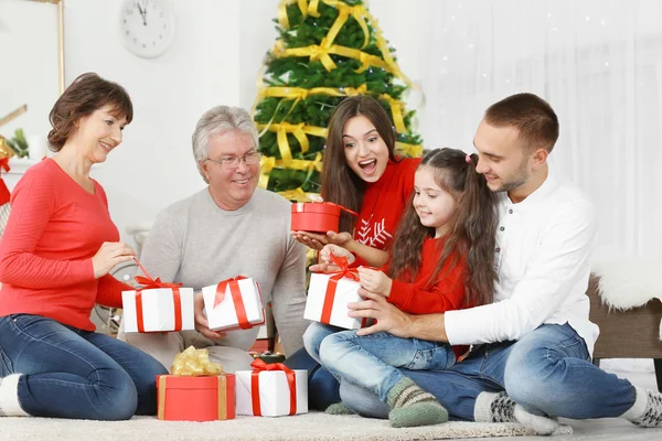 Ευτυχισμένη Οικογένεια Χριστούγεννα Παρουσιάζει Στο Σαλόνι — Φωτογραφία Αρχείου