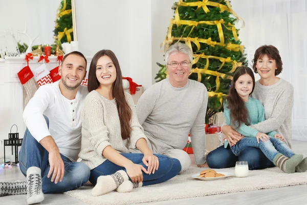 Familia Feliz Con Galletas Leche Sala Estar Decorada Para Navidad — Foto de Stock