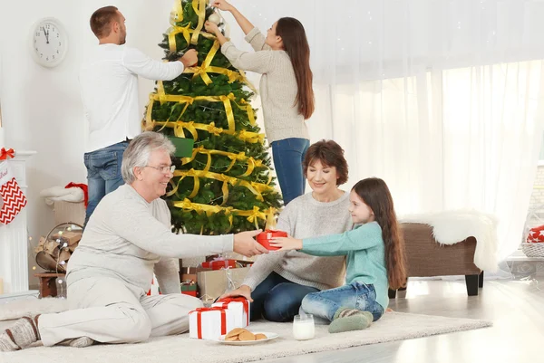Mor Och Farföräldrar Ger Julklapp Till Barnbarn — Stockfoto