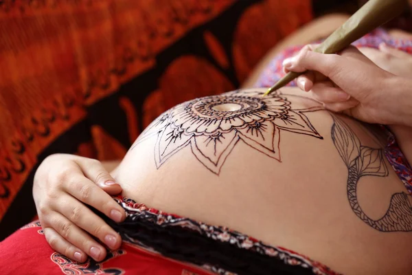 Henna tatuaż na brzuch w ciąży — Zdjęcie stockowe