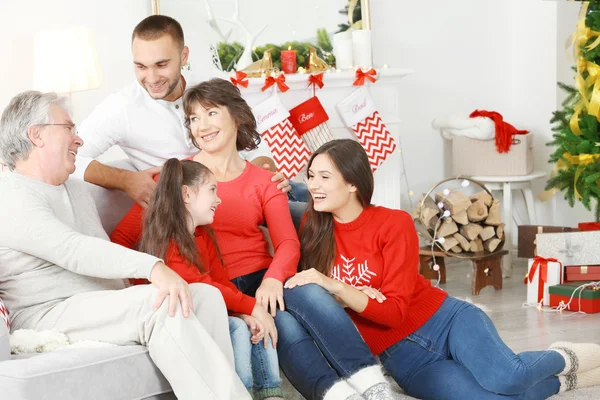 Mutlu aile Noel için dekore edilmiş oturma odasında. — Stok fotoğraf