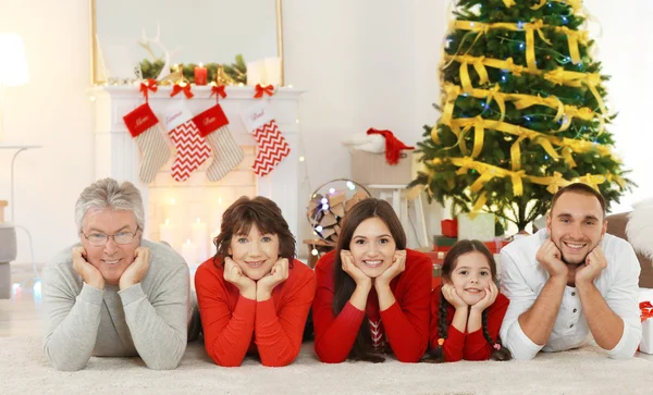 Szczęśliwa rodzina w salonie urządzone na Boże Narodzenie — Zdjęcie stockowe