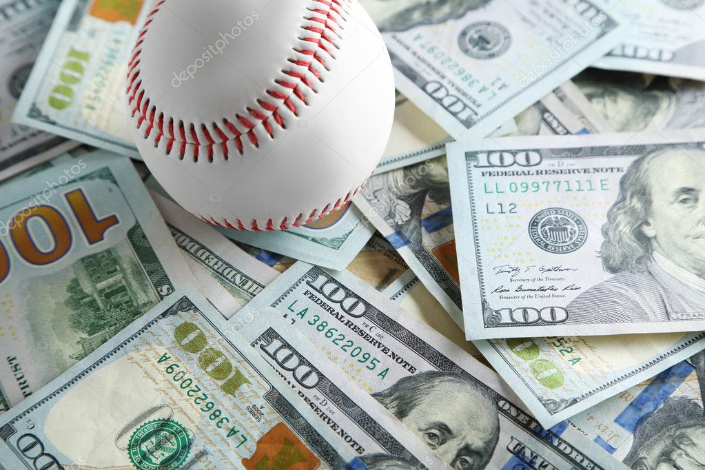 Balón de béisbol en billetes de dinero 2022