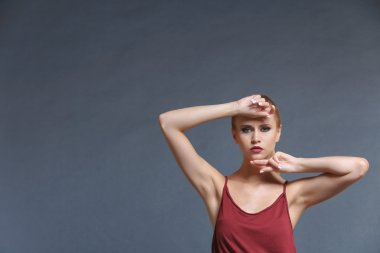 Genç sarışın kadın.