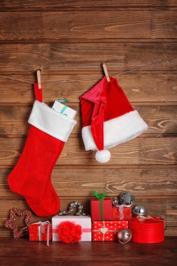 Santa claus şapka ve hediyeler