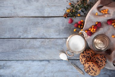 Peçete ahşap arka plan üzerinde taze çay kompozisyonu