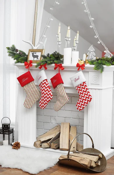 Lareira decorada para o Natal — Fotografia de Stock