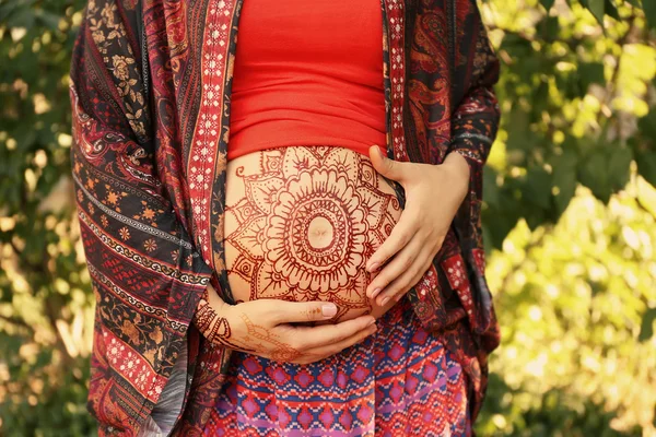 Henna tatoeage op buik — Stockfoto