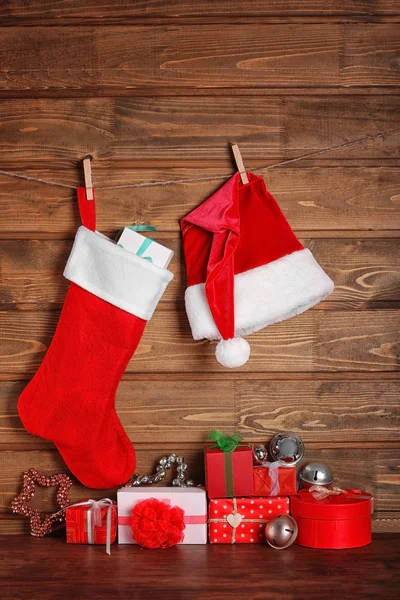 Čepice Santa claus a dárky — Stock fotografie