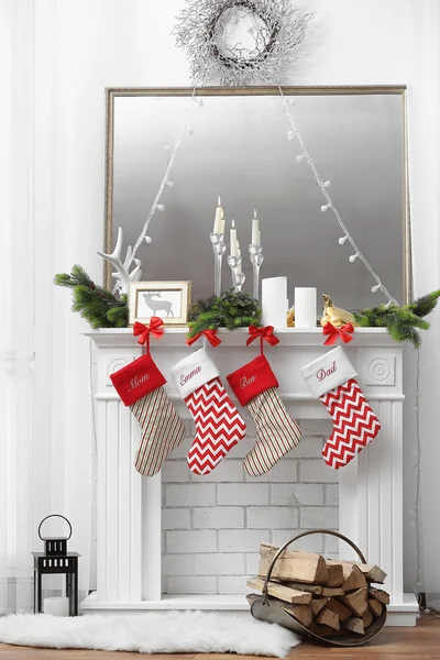 Schöner Kamin für Weihnachten dekoriert — Stockfoto