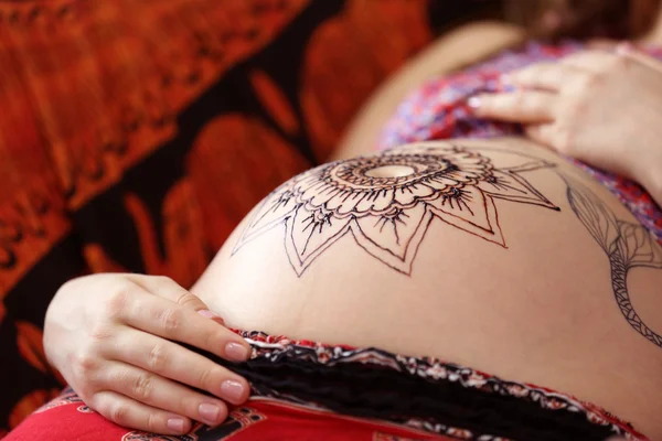 Vientre embarazada con hermoso tatuaje de henna — Foto de Stock