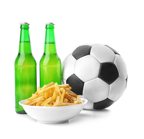 Batatas fritas, bola e cerveja — Fotografia de Stock