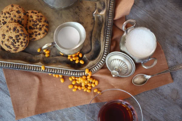 Sabrosa composición de té en bandeja de metal, vista superior — Foto de Stock