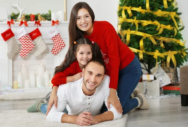 Família Feliz Sala Estar Decorada Para Natal — Fotografia de Stock