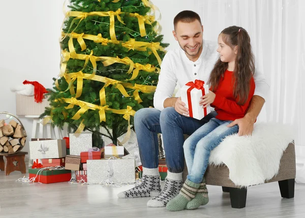 Pai Filha Abrindo Presente Natal Sala Estar — Fotografia de Stock