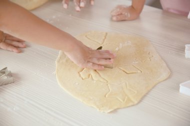 Çocuklar bisküvi masasına üzerinde eller yakın çekim