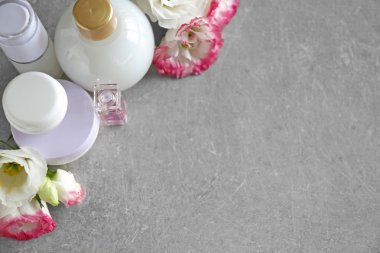 Kozmetik Şişeler ve eustoma açık ahşap renkli çiçekleri