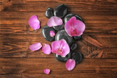 Orkide çiçekleri taşlarla Spa 