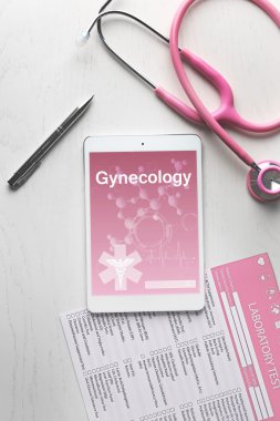Stetoskop, tablet ve laboratuvar test listesine Beyaz ahşap zemin üzerinde. Kadın hastalıkları kavramı