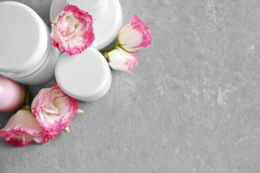 Kozmetik Şişeler ve eustoma açık ahşap renkli çiçekleri