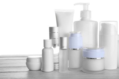 Beyaz zemin üzerine masada farklı Kozmetik Şişeler