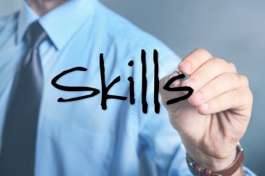 Becerileri. Erkek el ile gri arka plan üzerinde kalem