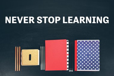 İş eğitim kavramı. Blackboard okul malzemeleri, yakın çekim