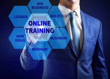 Online Eğitim düğmeye sanal ekranda iş adamı. İş koçluk ve modern teknoloji kavramı.