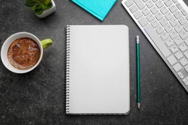 Defter ile fincan kahve ve office araçları gri arka plan üzerinde