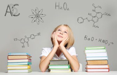 Kitaplar ile şirin kız 