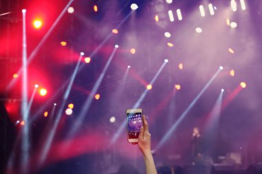 Kalabalık bir açık hava konserinde